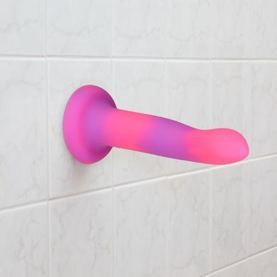 Светящийся в темноте фаллоимитатор ADDICTION Rave 8&Prime; Glow in the Dark Dildo Pink Purple, 20,3 см SO6850 фото